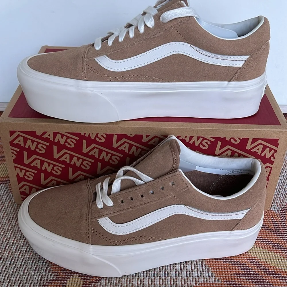 Vans WMNS Old Skool Stacked Soft Suede Burro/True White 
VN0A7Q5MB69
Platforms - Picture 2 of 16